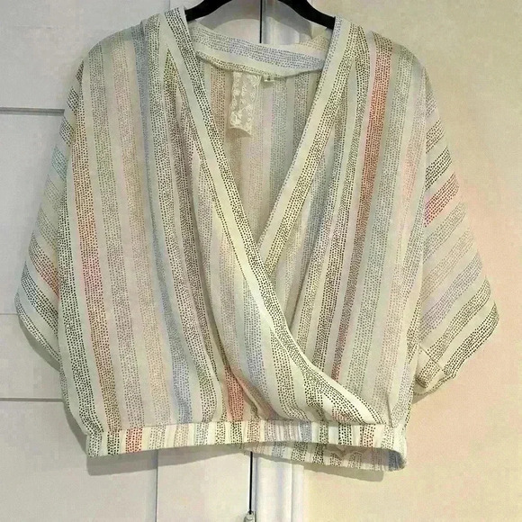 Sadie & Sage White Short Sleeve V Neck Blouse with color dots- Size Small- EUC - Picture 1 of 5